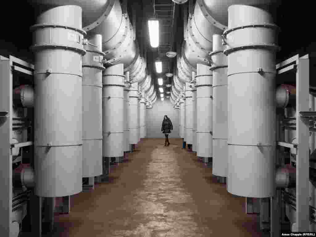 Filtrele de aer din interiorul OSM din Praga care ar fi activate în cazul în care atmosfera exterioară ar fi contaminată cu praf radioactiv sau dacă Praga ar fi lovită cu o armă biologică sau chimică. Unele informații despre OSM rămân secrete. Compania de transport a orașului Praga a solicitat RFE/RL să nu specifice stația de metrou în care au fost realizate aceste imagini.