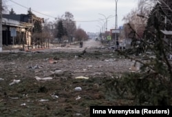 Un drum din apropierea clădirilor avariate de loviturile militare ruse în Pokrovsk, în regiunea Donețk din Ucraina.