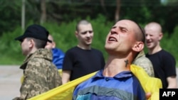 Un prizonier de război ucrainean se bucură de recâștigarea libertății, într-un loc nedivulgat. (Sursă: Serviciul de presă prezidențial al Ucrainei)