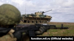 În 19 martie, parașutiști ruși participă la exerciții militare în Crimeea.