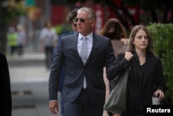 Charles McGonigal, un fost agent de contrainformații de top al FBI, a pledat vinovat în 2023 la acuzații similare cu cele cu care se confruntă acum Serghei Șestakov.
