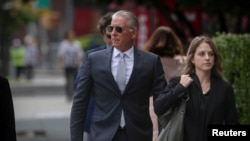 Fostul agent FBI Charles McGonigal sosește la Tribunalul Federal din New York, la 15 august.