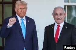 Președintele american Donald Trump îl întâmpină pe premierul israelian Benjamin Netanyahu la Casa Albă de la Washington, 4 februarie 2025.
