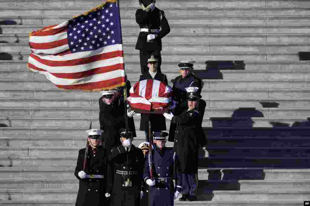  Arkivoli i ish-presidentit Jimmy Carter, i mbuluar me flamur, bartet nga Kongresi amerikan në rrugë drejt funeralit shtetëror në Katedralen Kombëtare në Uashington, të enjten, më 9 janar 2025. &nbsp; &nbsp; 