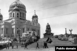 Perspectiva memorialului din Moscova care privea spre râul Moskva.