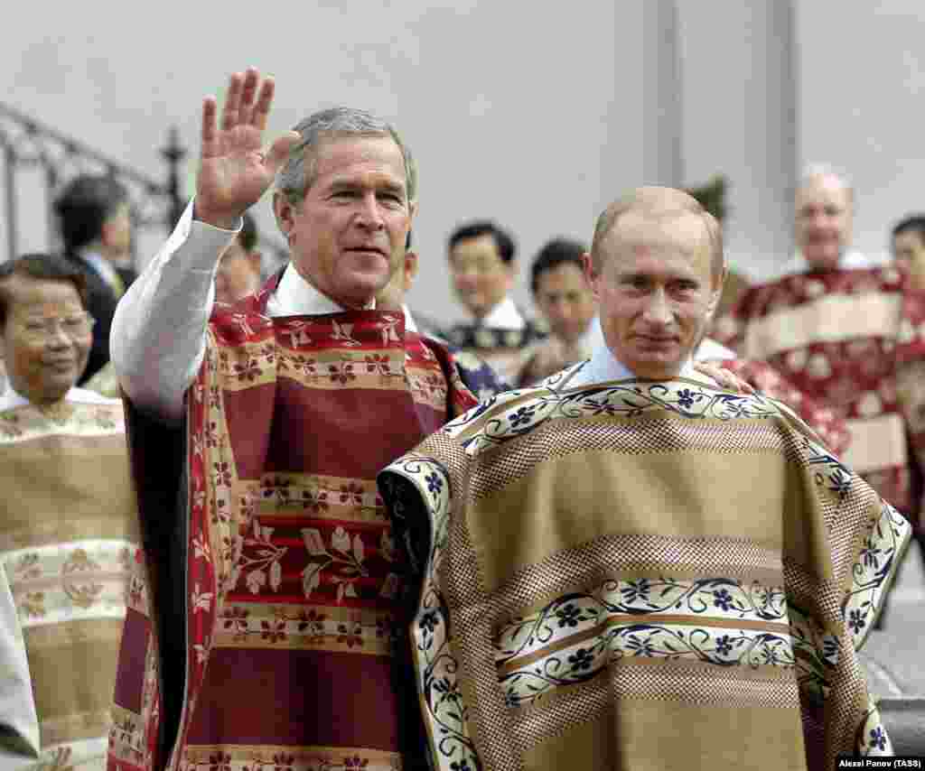 Путин мен Буш 2004 жылы 21 қарашада Сантьягодағы Ла-Монеда сарайында Азия-Тынық мұхиттық экономикалық ынтымақтастық ұйымы (APEC) көшбасшыларының ресми фотосессиясына келгенде чилилік пончо киді.