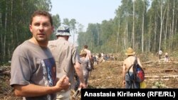 Жамоатчилик норозилигига қарамай¸ бир куннинг ўзидаëқ Химки ўрмонининг икки футбол майдони сатҳига тенг ҳудудидаги дарахтлар кесиб юборилди.