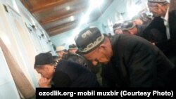 Прихожане на пятничной молитве в мечети Аммор ибн Ёсир в Андижане.