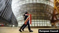 Steagul Marii Britanii coborât din clădirile Conciliului UE de la Bruxelles