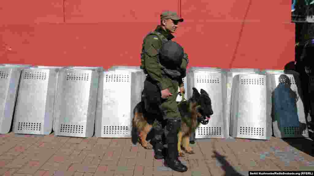 Полицейский и собака. Всего безопасность участников "Марша равенства" охраняли около шести тысяч сотрудников правоохранительных органов.