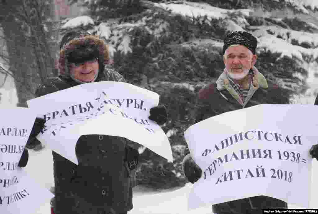 Америкалық конгресмендер Марко Рубио мен Крис Смиттің айтуынша, 500 мыңнан бір миллионға жуық адам Қытайда осындай лагерьлерде "қайта тәрбиелеуден" өтті не қазір өтіп жатыр. Лагерьлердегі "оқытуды" америкалық заң шығарушылар "қазіргі кездегі ұлттық азшылық өкілдерін жаппай бас бостандығынан айырудың" ең ауқымды түрі дейді.