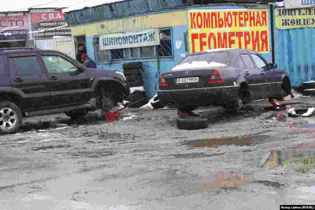 Поток желающих "переобуть" машины не иссякает, несмотря на грязь и слякоть.