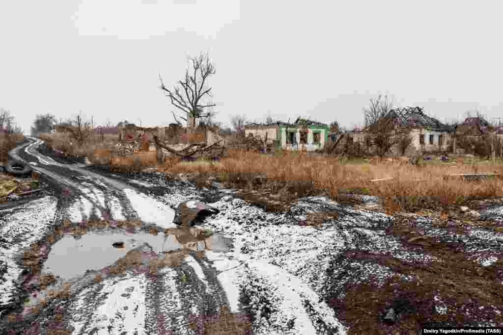 Un pustiu abandonat care odată era o intersecție din Mariinka. Fotografiile din 4 decembrie, din această galerie, au fost realizate de fotograful Dmitri Iagodkin, care lucrează pentru TASS, agenția de știri a statului rus.