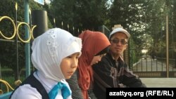 Житель Актюбинской области Ербол Турганбаев (справа) с дочерьми Айым (в центре) и Коркем. Шалкар, 16 сентября 2017 года.