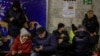 Oamenii se adăpostesc într-o stație de metrou în timpul unei alerte de raid aerian la Kiev. 8 ianuarie, 2024.