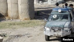 د طالبانو پوځي قوماندان قاري ظاهر د پولیسو له رنجر موټر څخه کښته او ونیول شو.