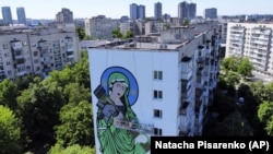 Ucrainienii au ajuns să alinte rachetele americane cu apelativul „Sfântul” Javelin și chiar o ilustrează pe Fecioara Maria care le-ar oferit aceste rachete pentru a opri armata rusă să ocupe Kievul.