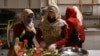 Supraviețuitoare ale violenței domestice sunt văzute gătind la un restaurant din Kabul înființat de Mary Akrami, fondatoarea unui adăpost și a unui restaurant în care femeile trăiau și lucrau. (foto de arhivă)