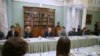 Владимир Путин (в центре) на встрече с молодыми учеными и учителями истории в Музее современной истории России