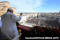Papa Francisc salută credincioșii adunați în Piața Sfântul Petru pe 25 decembrie 2024.