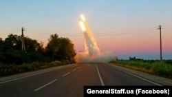 Višecijevni bacač raketa HIMARS, koje je SAD dao Ukrajini, u uporabi na ukrajinskom frontu, srpnja 2022.