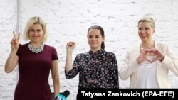 Candidata la președinție Svetlana Țihanovskaia (centru), Veronika Țepkalo (stânga) și Maria Kolesnikova (dreapta) 