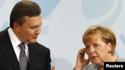Angela Merkel si Viktor Ianukovici.