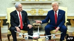 Președintele american Donald Trump se întâlnește cu prim-ministrul israelian Beniamin Netanyahu în Biroul Oval al Casei Albe pe 7 aprilie 2025.