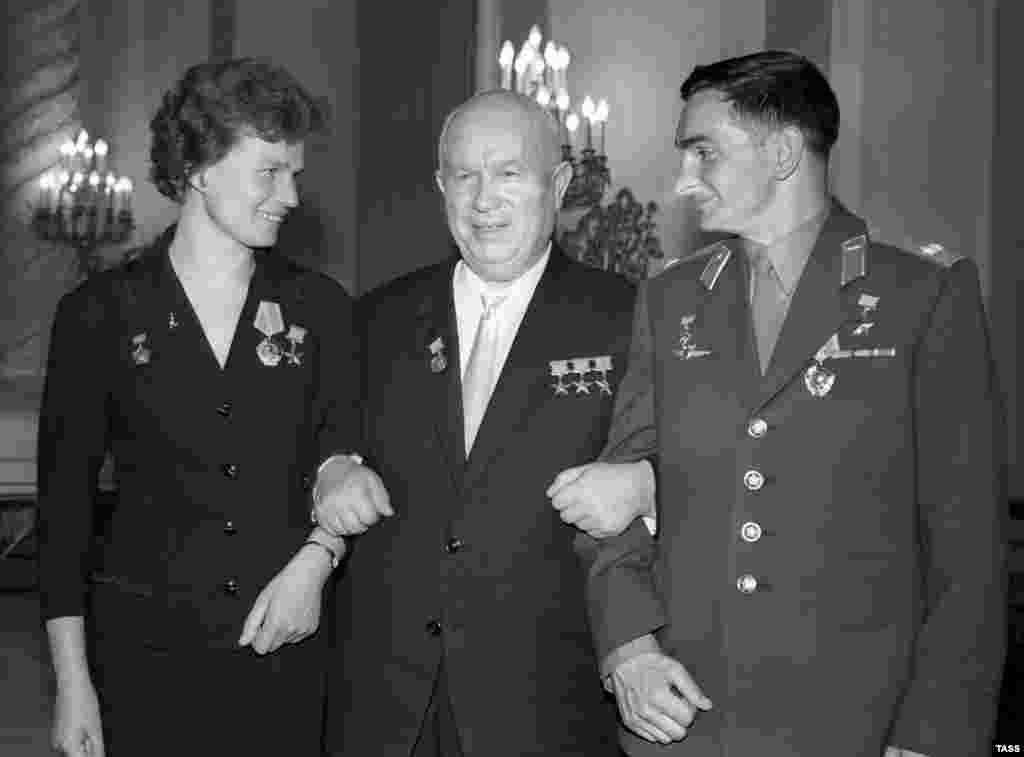 Sovjetski lider Nikita Hruščev (centralno) sa Tereškovom i kosmonautom Valerij Bykovskim, 1963. 