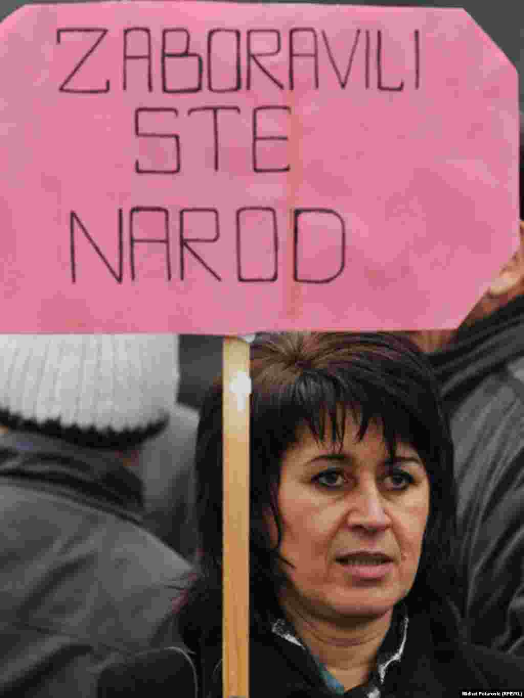 Mirni protest žena ispred zgrade Parlamenta BiH zbog neformiranja državne vlasti i ignorisanja Zakona o ravnopravnosti spolova, Sarajevo, 24.11.2011.