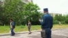 Сотрудник ташкентской милиции наблюдает за прохожими. 