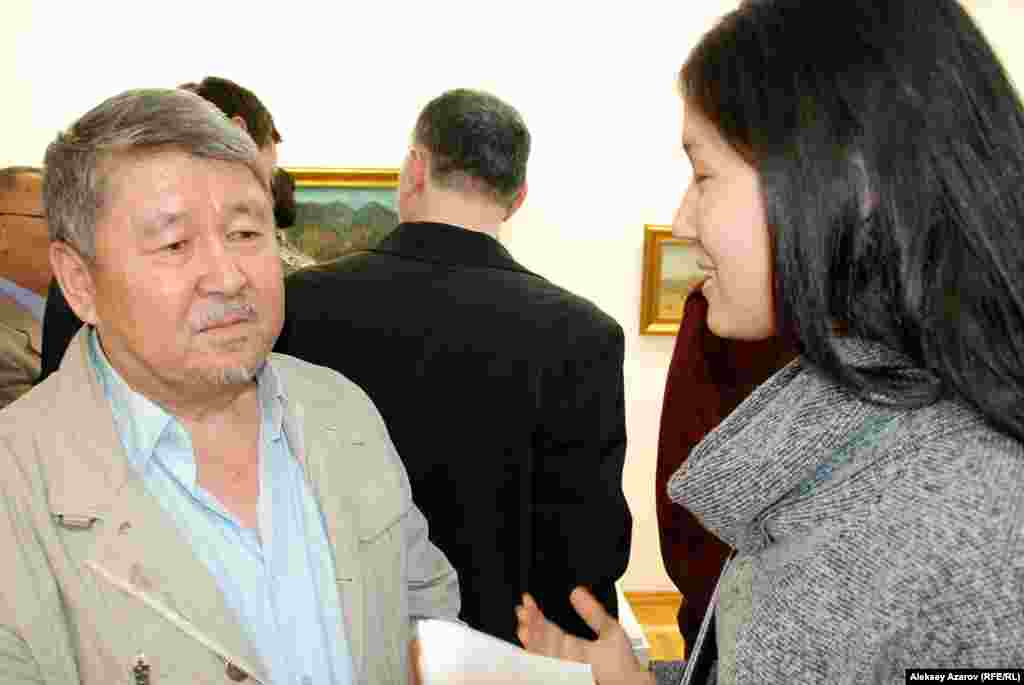 На выставке &laquo;Мыслить по-казахски&raquo; представлены 23 скульптуры&nbsp;заслуженного деятеля Казахстана Тлеуберды Бинашева (слева на фото).&nbsp;
