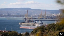 Петролен танкер е закотвен в комплекса "Шесхарис", част от "Черномортранснефт", дъщерно дружество на "Транснефт", в Новоросийск, Русия, октомври, 2022 г. Това е едно от най-големите съоръжения за нефт и петролни продукти в Южна Русия.
