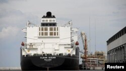 Танкер за втечнен природен газ извършва доставка на терминал в Свиноуйшче, Полша (архивна снимка)