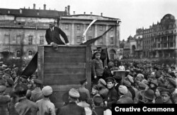 Lenin ține un discurs în fața soldaților Armatei Roșii la Moscova înainte de deplasarea acestora spre vest pentru a lupta cu polonezii.