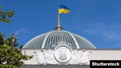 Deputații au primit mesaje care avertizau despre amenințarea bombardării clădirilor oficiale din Kiev. 