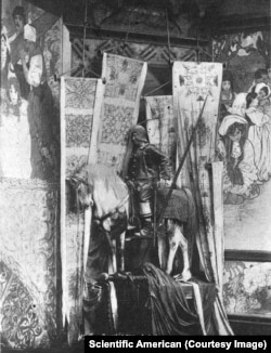 Statuia unui războinic călare înconjurată de lucrările lui Mucha