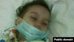 2-летняя Мубина, страдающая лейкемией.