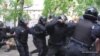 У Львові поліція застосувала силу проти осіб, які зносили пам’ятник радянському публіцисту (відео)