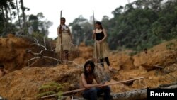 Indigeni amazonieni din tribul Mura într-o zonă a junglei lor defrișată ilegal de albi. 