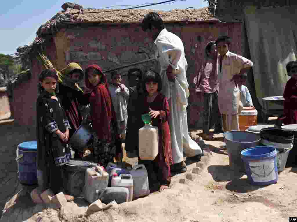 Pakistan - Oko 1.7 milijuna afghanistanskih izbjeglica nalazi se u Pakistanu, nakon bjekstva od civilnog rata i talibanskih zakona u Afghanistanu 