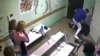 Доктор Илья Зелендинов избивает пациента. Скриншот с видео. 