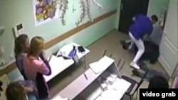 Доктор Илья Зелендинов избивает пациента. Скриншот с видео. 