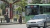 Ýol petekleriniň girizilýändigi baradaky bildiriş awtobuslarda ýerleşdirilen. 