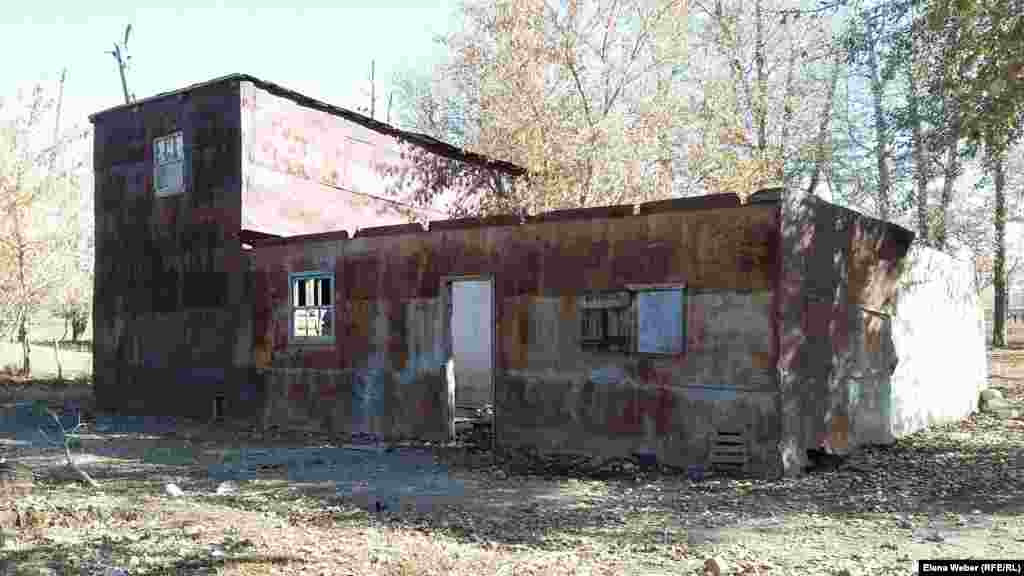 Садовое ауылындағы қараусыз қалған ғимарат. Ондаған үй бұзылған 2015 жылғы тасқыннан кейін бұл ауылдан он шақты әулет көшіп кеткен. Олар тасқын кезінде құрылған көмек қорына қазақстандықтар аударған қаражатты көшу үшін пайдаланған. Көшкен отбасылар бұзылған үйлерінің өздерінікі екенін дәлелдейтін құжаттары болмай, бюджет көмегін ала алмаған еді. 
