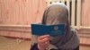 Газиза Октябрь, этническая казашка из Монголии, показывает сертификат оралмана. Мангистауская область, 10 июля 2017 года.