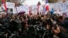 Goran Rakiq, kryetari i Mitrovicës së Veriut, duke iu adresuar protestuesve serbë në këtë komunë, pas vendimit të kryetarëve të komunave veriore për të dhënë dorëheqje. 27 nëntor, 2018.