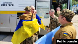Soldați ucraineni care se întorc acasă în urma schimbului de prizonieri din 9 iunie. 