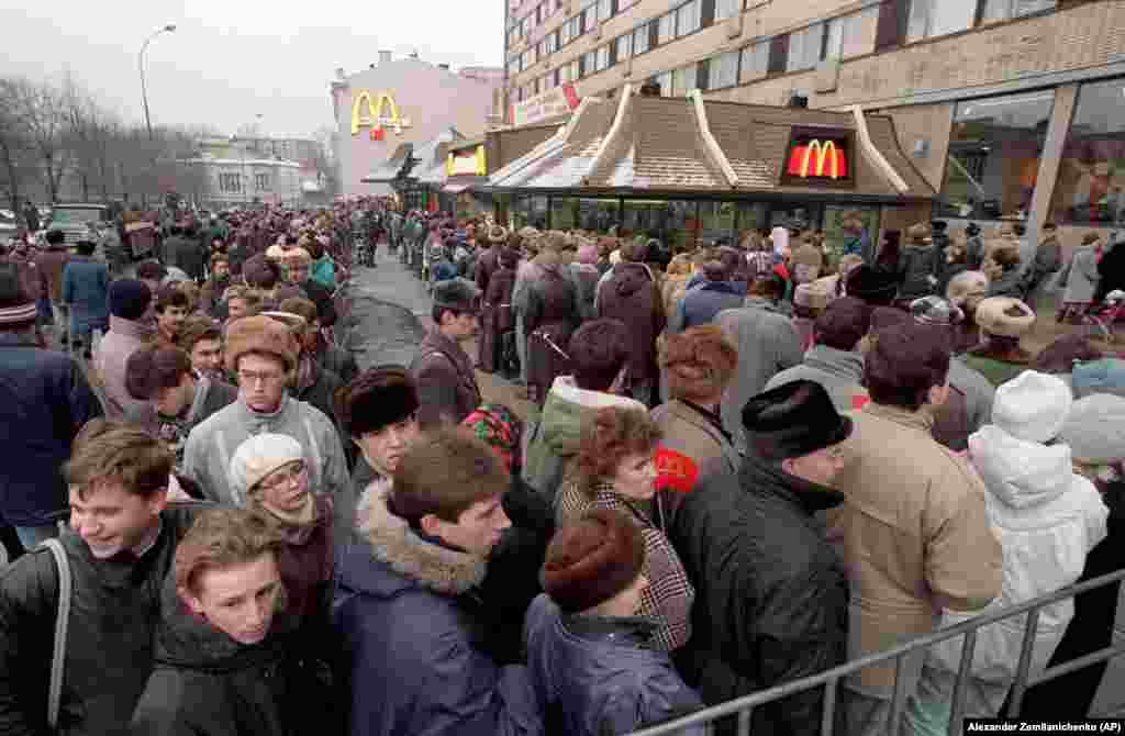 McDonald's se do kraja 1990 godine proširio na 45 prodajna mjesta u Rusiji.