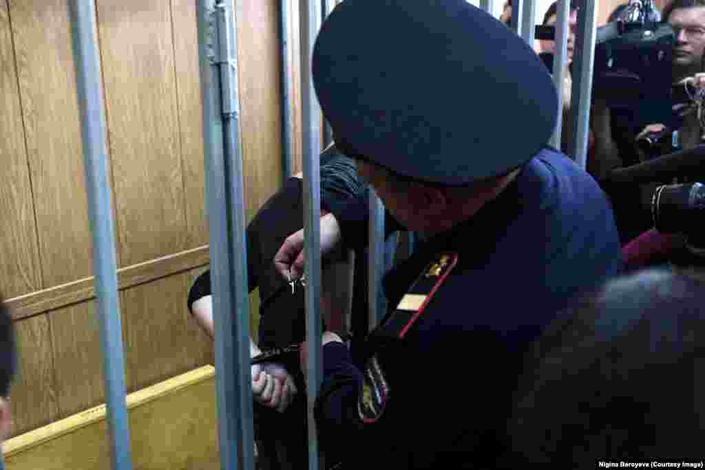 Сегодня, через семь месяцев после той ноябрьской ночи, Бероева протолкнулась через забитый зал суда и сделала эту фотографию: с Павленского снимают наручники. Через несколько минут он вышел на улицу свободным человеком. Бероева говорит, что это не окончание для художника, который противостоит российским властям: "Я не удивлюсь, если эта акция продолжится".